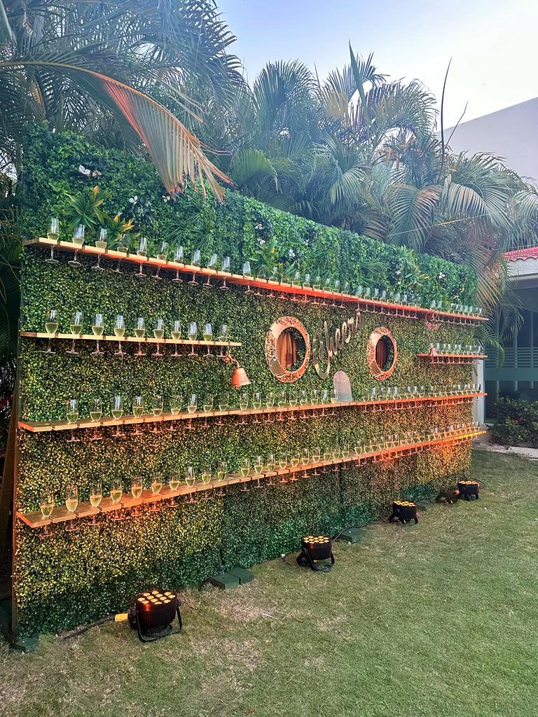 Ring For Drink Champagne Mega Wall 