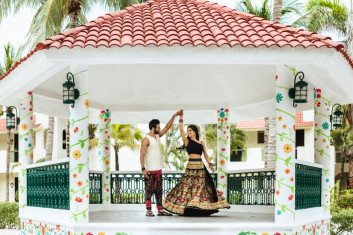 Mexican_kiosk_bride_and_groom.JPG